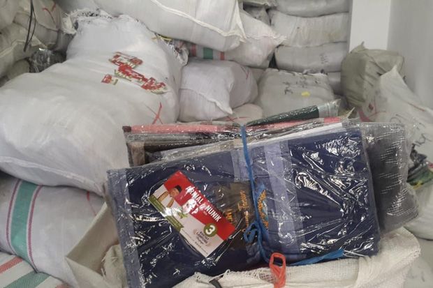 Rumah Diduga Gudang Logistik Paslon Arinal-Nunik Digerebek