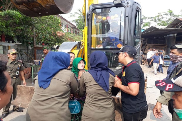 Penggusuran Rumah Tinggal di Batu Ceper, Warga-Petugas Saling Pukul