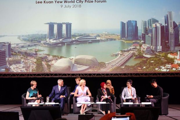 Pagi Ini Risma Arak Lee Kuan Yew World City Prize Keliling Surabaya