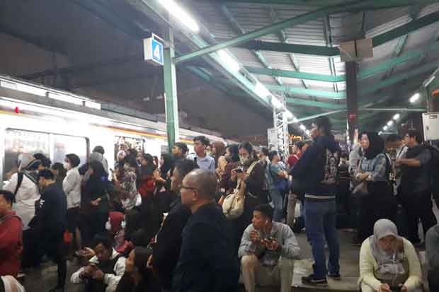 Tawuran Selesai, Penumpang Menumpuk di Stasiun Manggarai