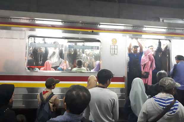 Tawuran Selesai, Penumpang Menumpuk di Stasiun Manggarai