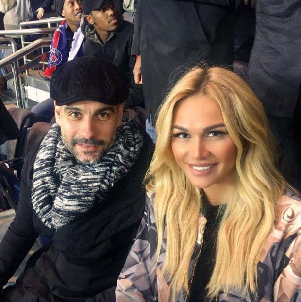 Pep Guardiola bersama Victoria Lopyreva dengan latar belakang Ronaldinho. (Foto-thesun.co.uk)