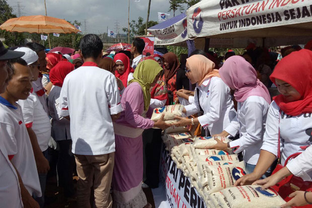Lagi, Kartini Perindo Bagikan 250 Paket Beras di Bogor