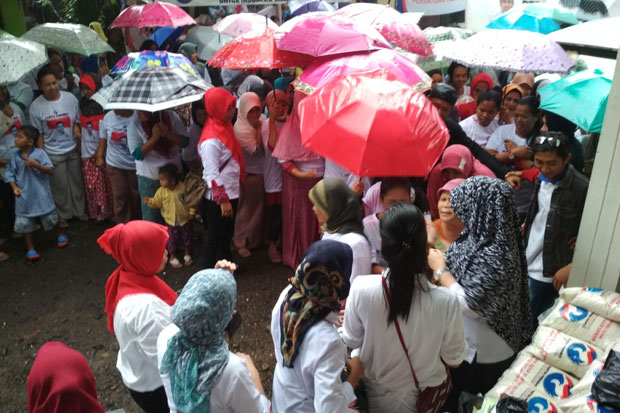 Kartini Perindo Bagikan 750 Paket Beras Gratis kepada Warga Bogor