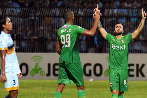 Duel Bhayangkara FC (kanan-hijau) vs Persela Lamongan pada pekan 15 Liga 1 2017. (Foto/Bhayangkara FC) Duel Bhayangkara FC (kanan-hijau) vs Persela Lamongan pada pekan 15 Liga 1 2017. (Foto/Bhayangkara FC)