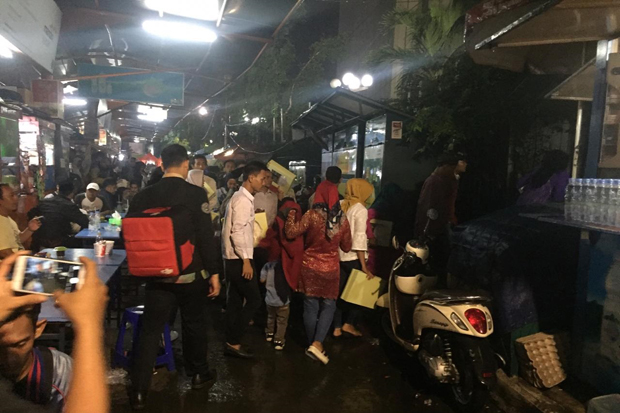 Usai Ijab Kabul, Peserta Nikah Massal Terobos Hujan Buru-buru Pulang