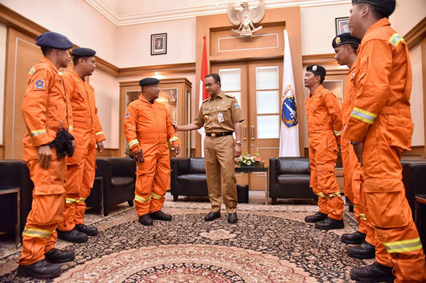 Anies Jamu Petugas Damkar yang Selamatkan Balita Terjepit di Selokan
