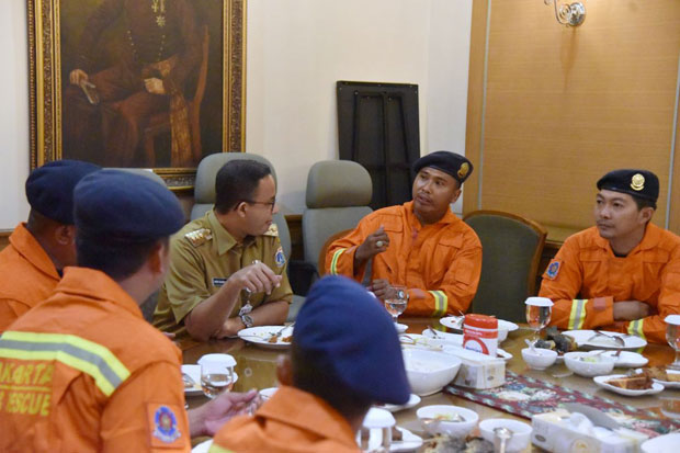 Anies Jamu Petugas Damkar yang Selamatkan Balita Terjepit di Selokan