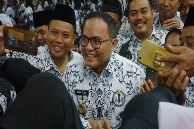 Bupati Dodi Reza Alex Gelontorkan Rp49,85 M bagi 3.693 Guru