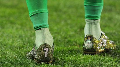 Enam Sepatu Bola Terunik yang Pernah Dipakai Pemain Dunia