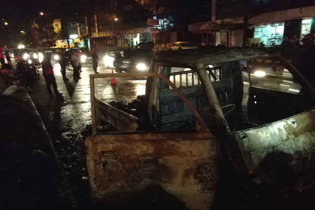 Angkut Kardus, Mobil Pikap Terbakar di Jalan Taman Tekno