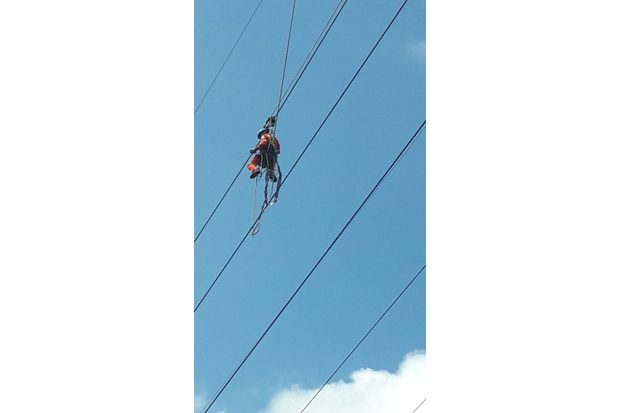 PLN Kembali Turunkan Balon Udara di SUTT Wonosobo-Secang