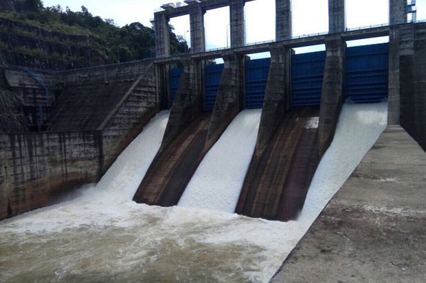Bendungan PLTA Dibuka, Keramba Ikan Warga Terancam