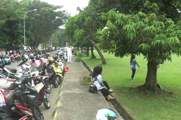 PNS duduk di trotoar PNS duduk di trotoar saat Upacara Hardiknas di Palopo. Foto/MNC Media/Nasruddin