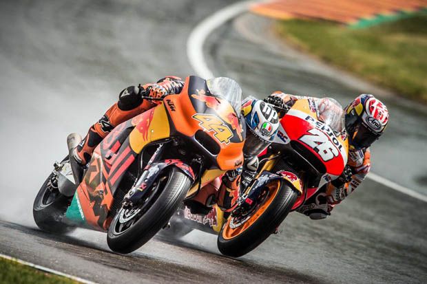 Pol Espargaro (kiri-KTM) menempel Dani Pedrosa (Repsol Honda) dalam sesi latihan bebas MotoGP Jerman 2017 di sirkuit Sachsenring. (Foto-KTM)