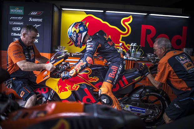 Pol Espargaro saat keluar dari garasi pada pengujian di sirkuit Aragon 6-7 Juli 2017. (Foto-Red Bull KTM Factory Racing)