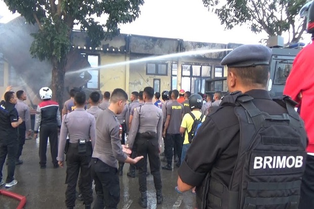 Markas Polda NTT Terbakar