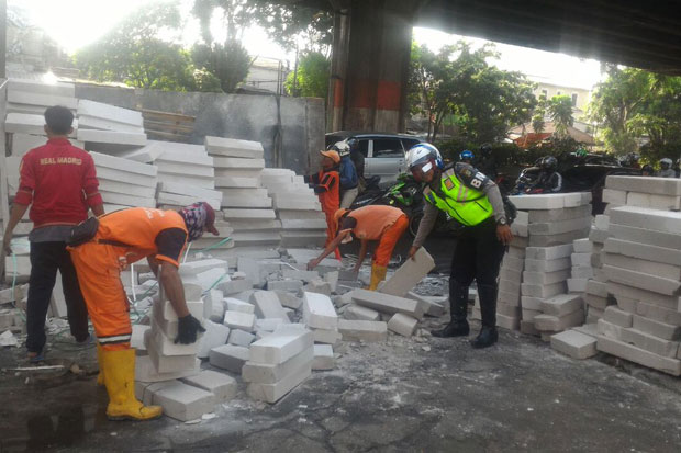 Truk Bermuatan Hebel Terguling di Jalan DI Panjaitan
