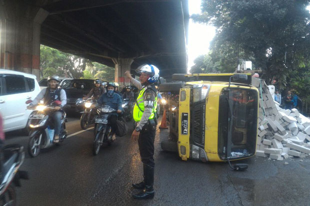 Truk Bermuatan Hebel Terguling di Jalan DI Panjaitan