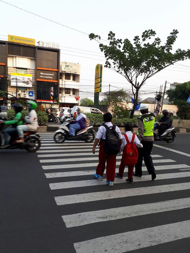 Adem! Polisi Ini Bantu Lansia, Pelajar, dan Bersihkan Jalanan