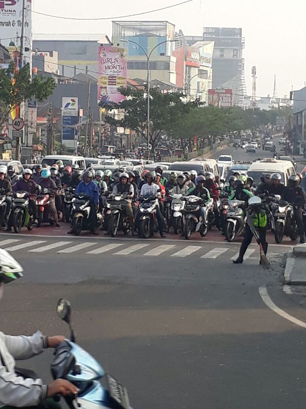 Adem! Polisi Ini Bantu Lansia, Pelajar, dan Bersihkan Jalanan