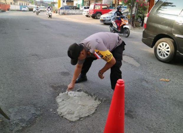 Polsek Tanjungpinang Kota Tambal Jalan Berlubang