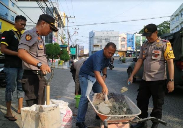 Polsek Tanjungpinang Kota Tambal Jalan Berlubang
