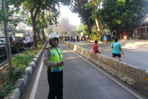 Warga Aksi Bakar Ban, Lalu Lintas di Pondok Indah Macet Parah