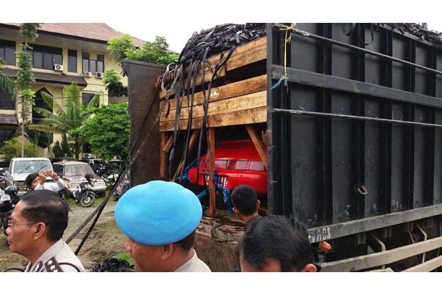 2 Mobil Mewah Diselundupkan Pakai Truk Karet dari Malaysia