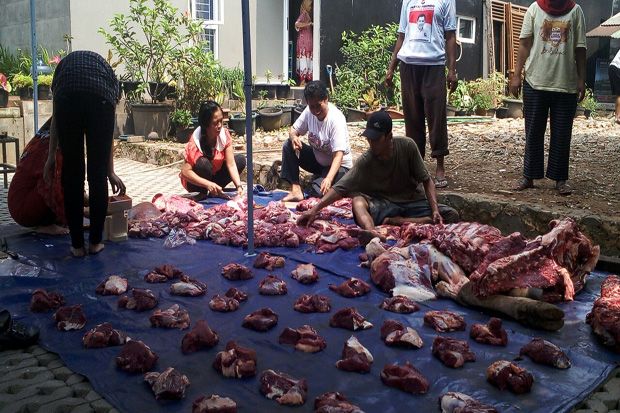 Bagikan 350 Kg Daging Kurban, Ketua RT Ini Berkeliling Seharian Sejauh Radius 3 Km