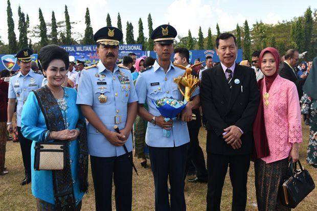 Kisah Anak Guru Menjadi Lulusan Penerbang Terbaik Sekbang AU