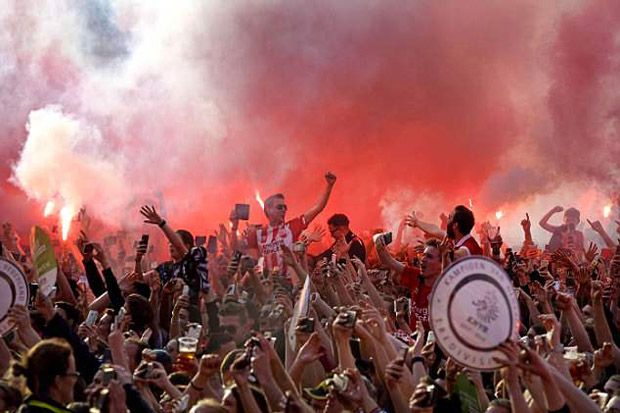 Lautan Manusia Tumpah di Alun-Alun Eindhoven Rayakan Juara PSV