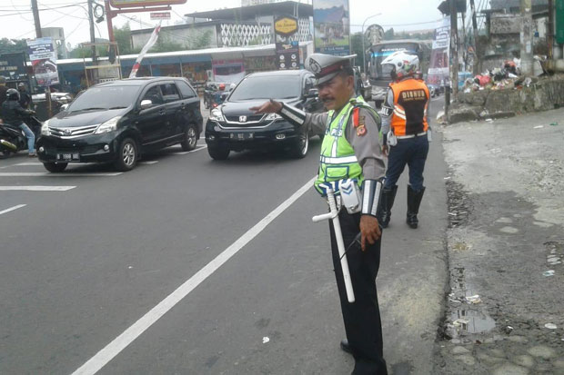 Jalur Puncak Dipadati Puluhan Ribu Kendaraan, 200 Personel Dikerahkan