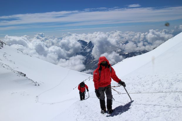 Tim Pendaki BRI-Brawijaya Kibarkan Merah Putih di Puncak Elbrus