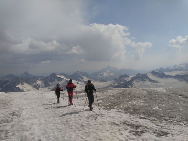 Tim Pendaki BRI-Brawijaya Kibarkan Merah Putih di Puncak Elbrus