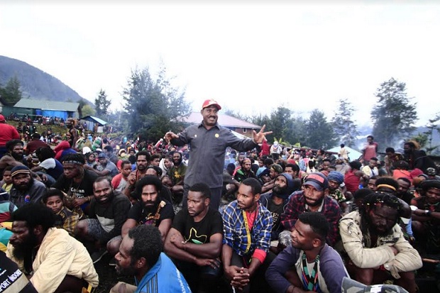 Redam Konflik, Bupati Puncak Papua Gelar Bakar Batu Keladi