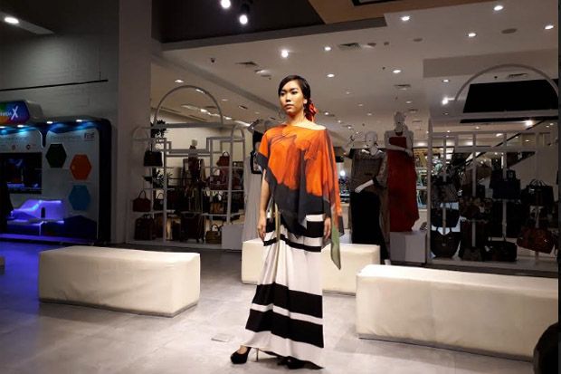 Cantik dengan Busana Puspa Warna Merah Putih di Hari Kemerdekaan