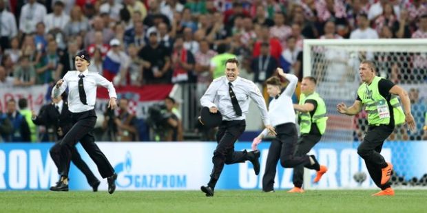Setelah 15 Hari Dibui, Penyusup Piala Dunia 2018 Kembali Didakwa Pakai Pakaian Polisi Ilegal