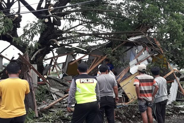 Puting-Beliung Terjang Lamongan, Puluhan Rumah Porak-poranda