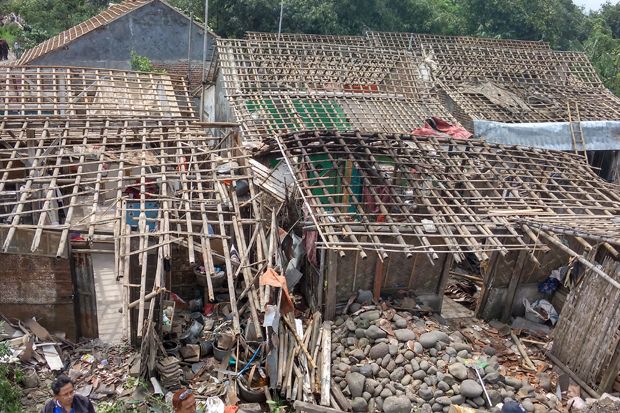 Seragam Diterbangkan Angin, Anak Korban Puting Beliung Tak Bisa Sekolah