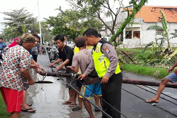 Puting-Beliung Terjang Lamongan, Puluhan Rumah Porak-poranda