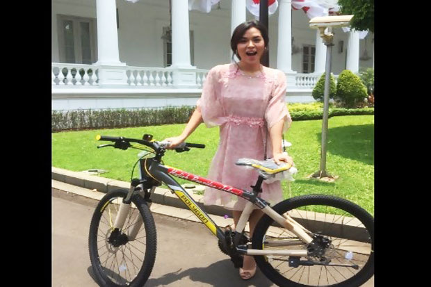 When Raisa and Bimbo Gets Bicycles from President Jokowi