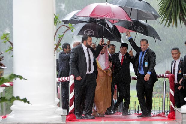 Jokowi pun Ikut Sibuk Memayungi Raja Salman