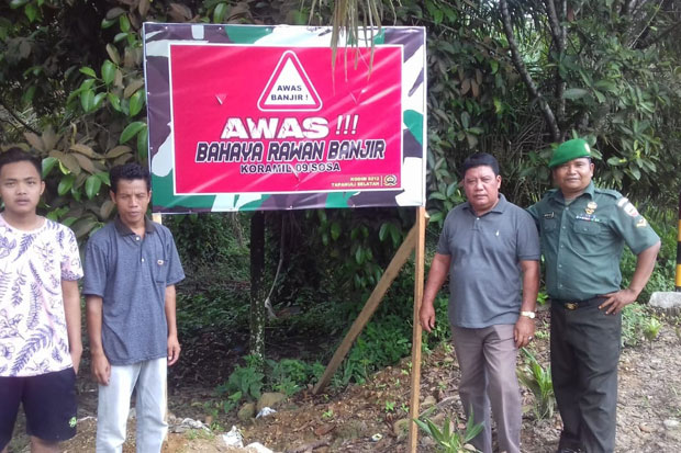 Rawan Longsor, TNI Pasang Plank Imbauan di Jalinsum Sosopan