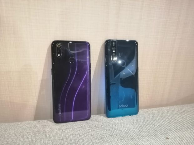 Menakar Kecanggihan realme 3 Pro dan Vivo V15, Siapa Pemenangnya?
