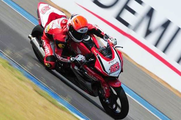 Rheza Dhanica (AHRT) pada sesi latihan bebas 1 ARRC Thailand 2017 kelas AP250. (Foto-AHRT)