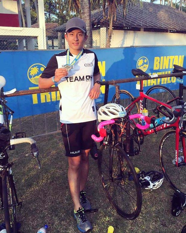 Rio Haryanto saat beraksi di Bintan Triathlon 2017. (Foto-twitter)3