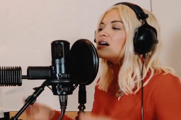 Tampil Lip Sync, Rita Ora Bela Diri