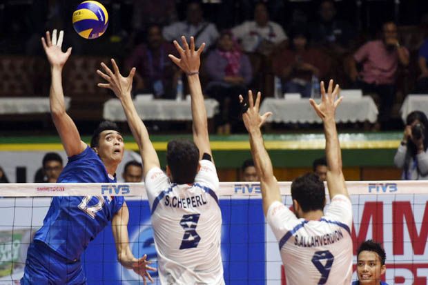 Rivan Nurmulki (kiri-Timnas Voli Indonesia) melepaskan spike keras ke pertahanan Iran pada Kejuaraan Voli Asia 2017 di Gresik. (Foto-Antara)