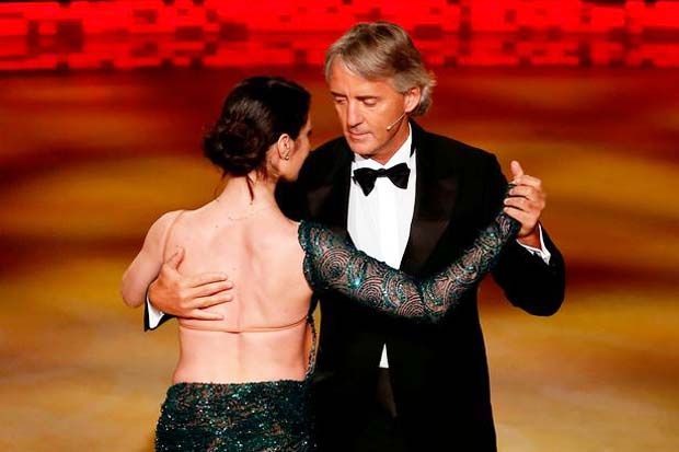 Roberto Mancini saat berdansa waltz di acara Ballando Con Le Stelle. (Foto-mirror.co.uk)